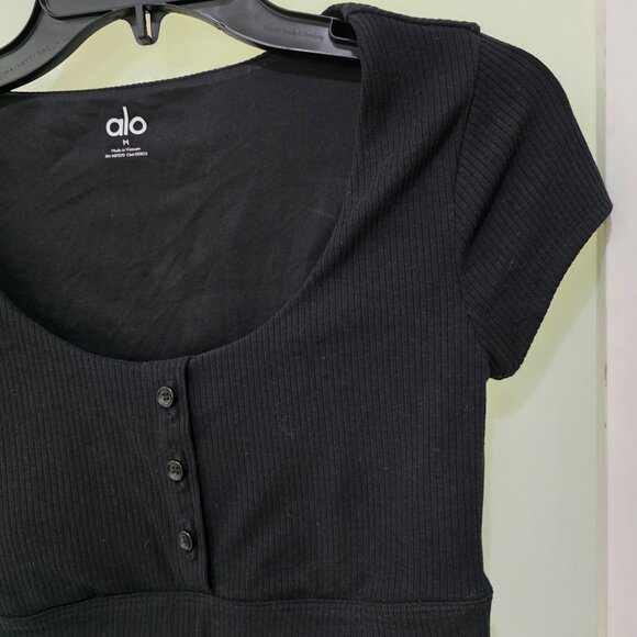Alo Yoga Women’s Black Ribbed Crop Top – Size M – Short Sleeve Button Front - Picture 4 of 7